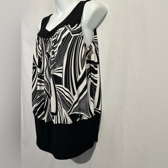 B Wear Black & White Abstract Sleeveless Blouse - Picture 2 of 4